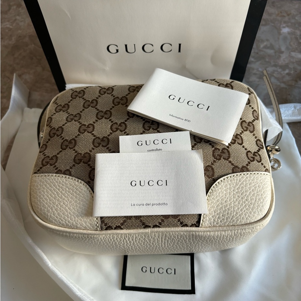 GUCCI GG SUPREME BREE CAMERA CROSSBODY BAG IN WHITE